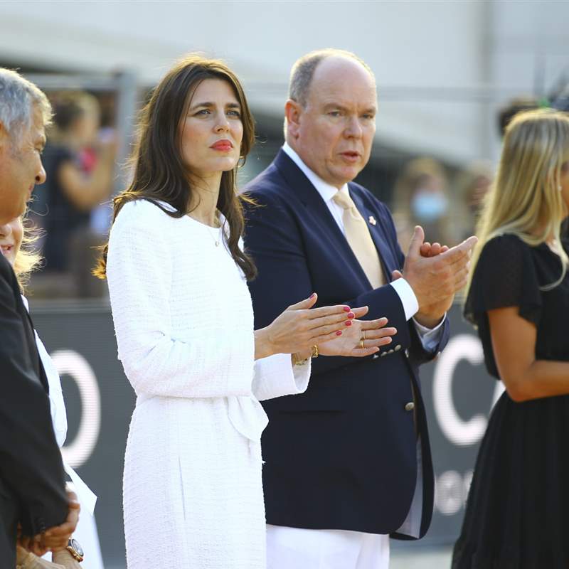 Carlota Casiraghi retoma sus compromisos en Mónaco reemplazando a Charlene junto al príncipe Alberto