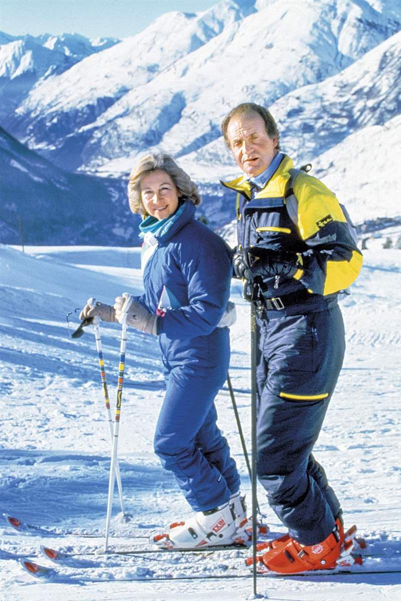 Reyes Sofía y Juan Carlos con hijos esquiando