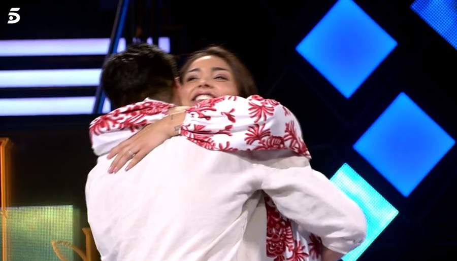 Sandra Pica y Julen abrazo