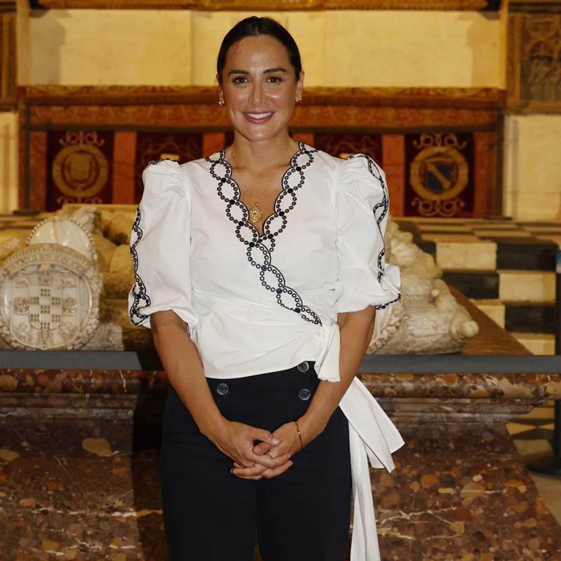Tamara Falcó combina su blusa blanca más original con las alpargatas favoritas de la reina Letizia