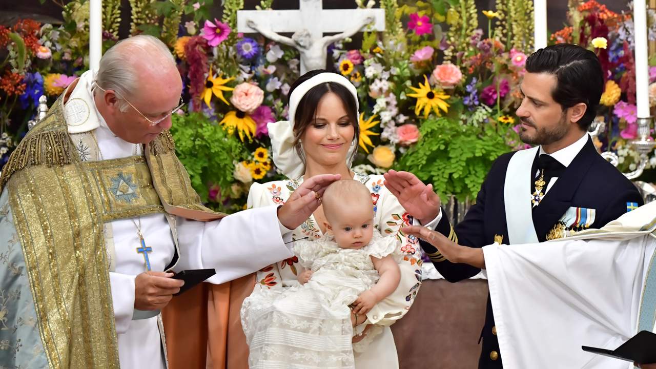 Carlos y Felipe de Suecia bautizan a su tercer hijo, el príncipe Julian, reuniendo a los Bernadotte al completo