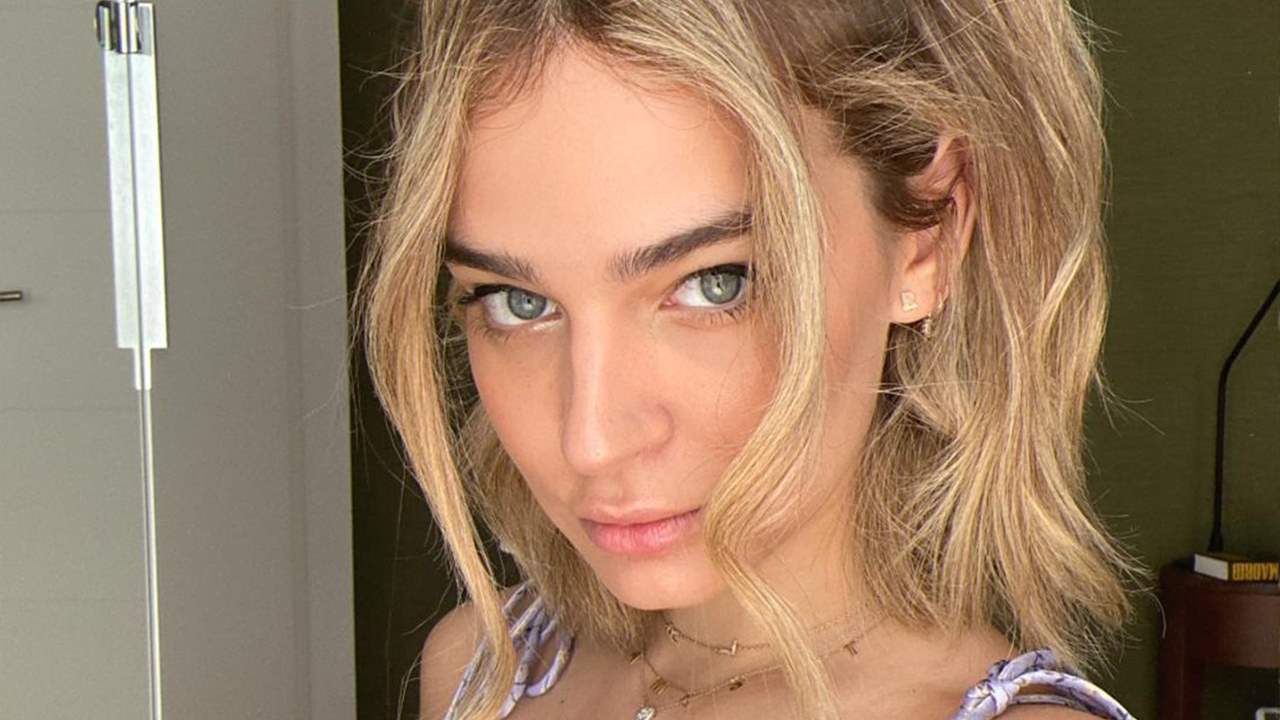 Laura Escanes arrasa en Instagram con una manicura 'wave' de un color azul verano 