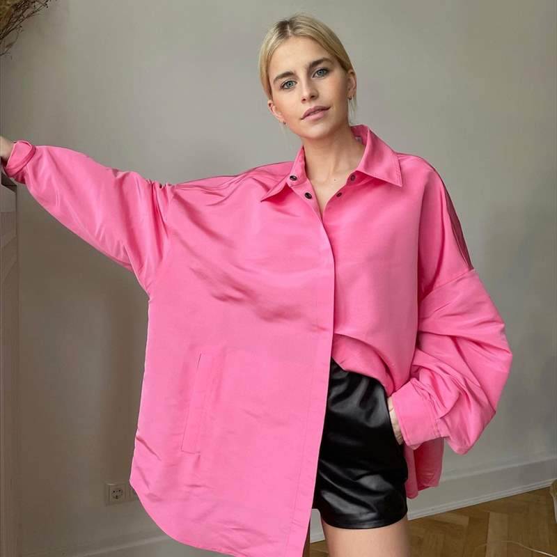 La camisa rosa se convierte en el nuevo básico de armario que todas llevan