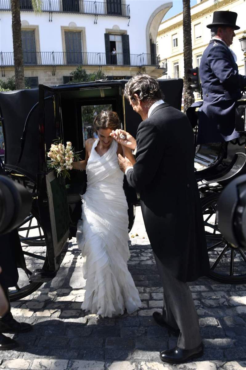 La novia, bajando del carruaje