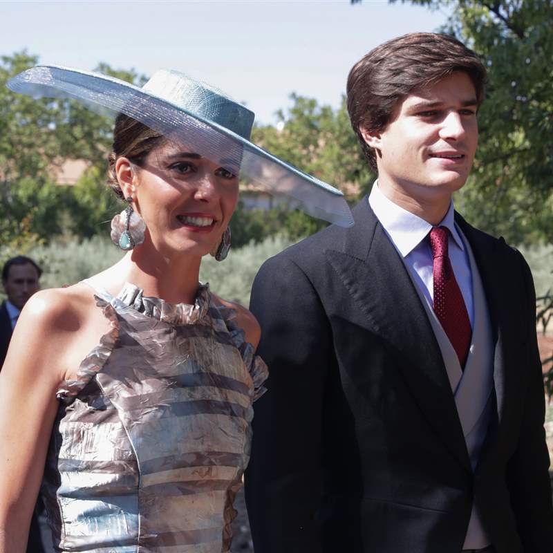 Belén Corsini, radiante junto a Carlos Fitz-James en la boda de su hermana María y Diego Osorio