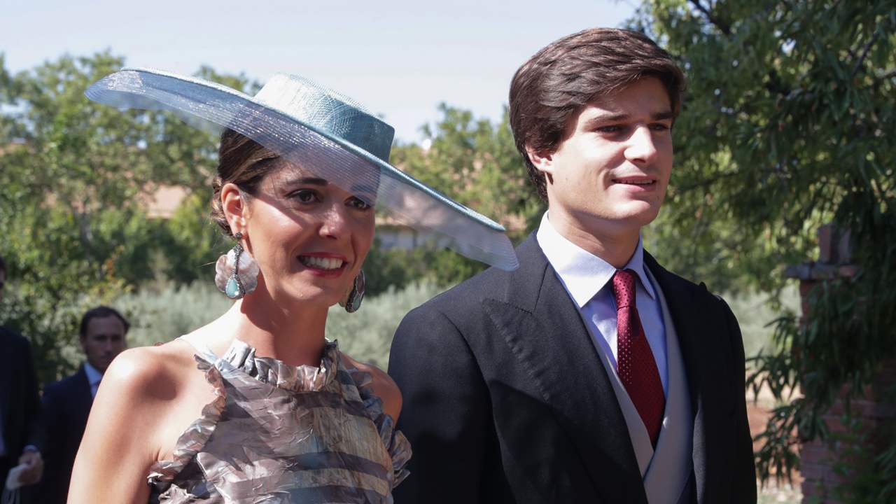 Belén Corsini, radiante junto a Carlos Fitz-James en la boda de su hermana María y Diego Osorio