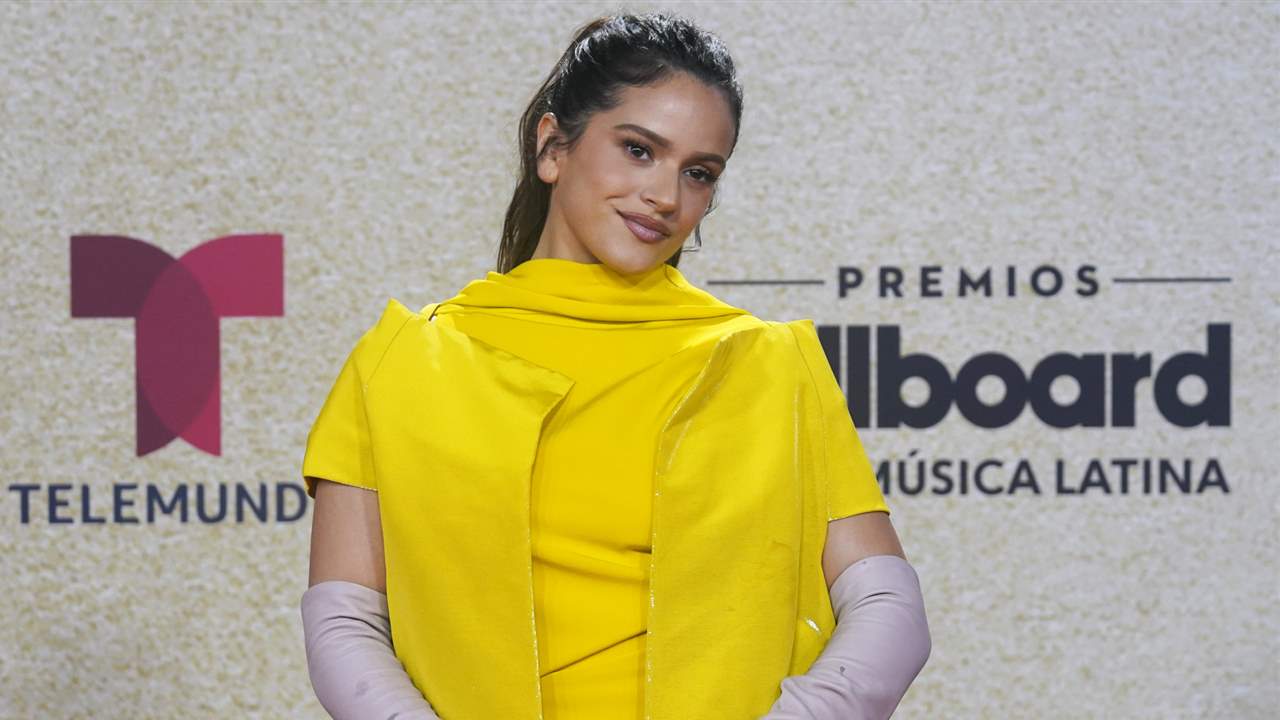 impaciente Peatonal lecho Rosalía se convierte en la protagonista de los Premios Billboard con un  look muy especial firmado por Valentino