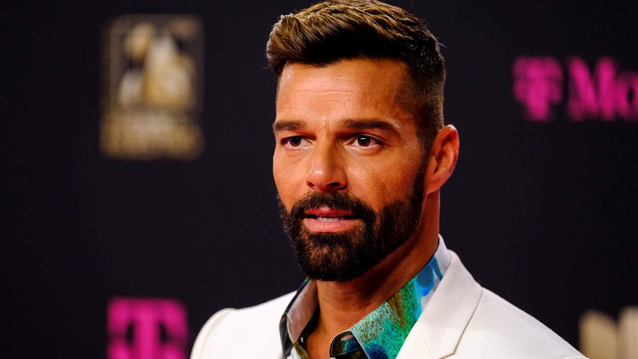 Ricky Martin reaparece completamente irreconocible tras someterse a un retoque estético en el rostro