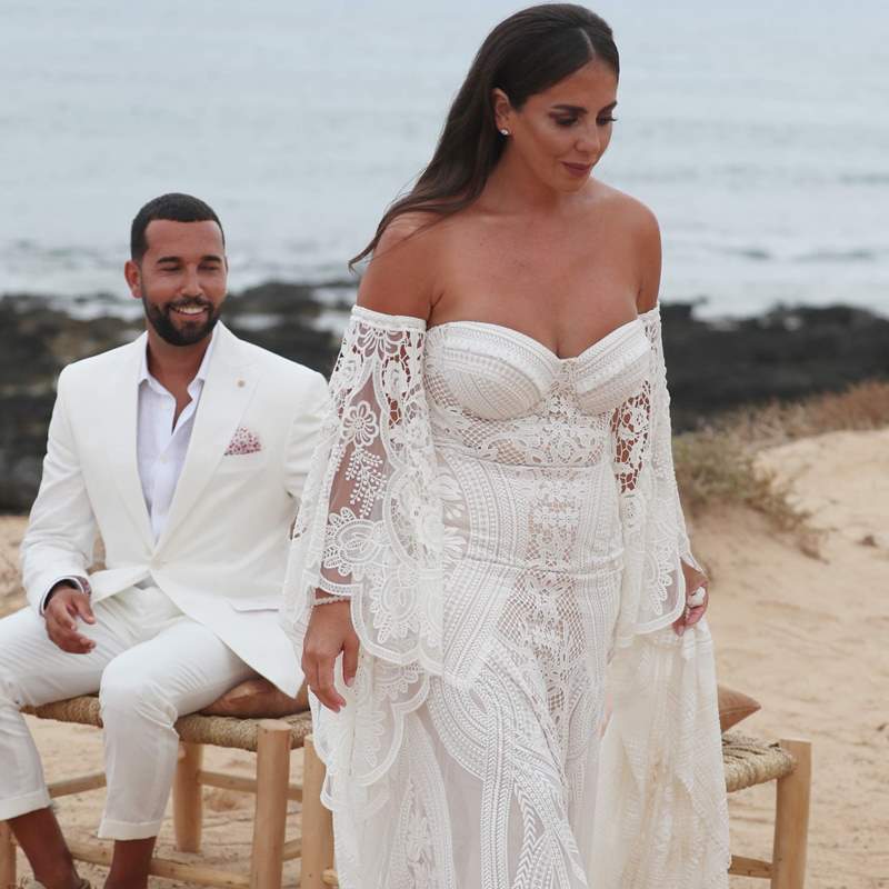 Anabel Pantoja, más sexy que nunca, eclipsa con el segundo vestido de novia que ha lucido en la postboda