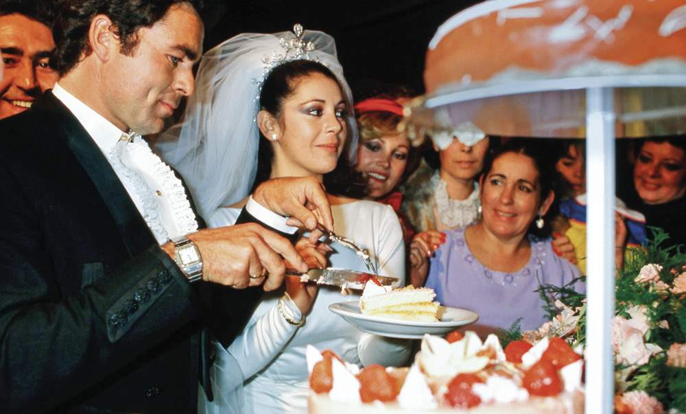 Paquirri e Isabel Pantoja cortando la tarta de su boda
