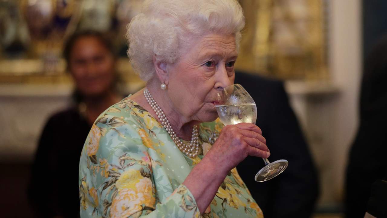 A Isabel II le prohiben el alcohol: adiós a la ginebra con Dubonnet, su cóctel favorito