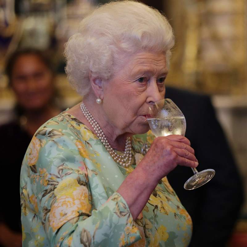 A Isabel II le prohiben el alcohol: adiós a la ginebra con Dubonnet, su cóctel favorito