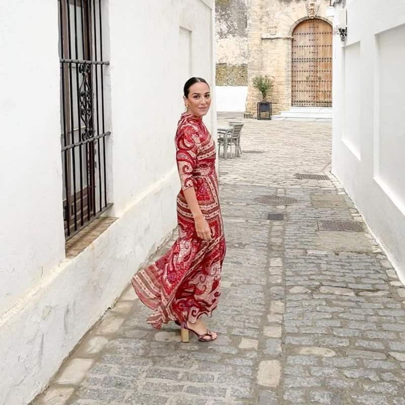 Tamara Falcó se convierte en la invitada perfecta con un total look de firma española