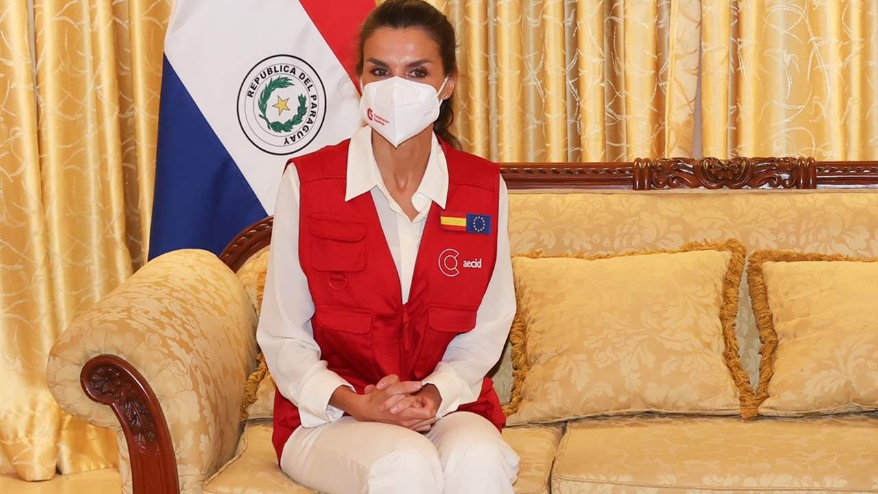 La reina Letizia aterriza en Paraguay con un look casual blanco y su  chaleco de cooperante