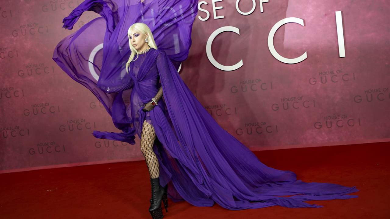 Lady Gaga se convierte en la protagonista de la alfombra roja con un impresionante vestido capa 
