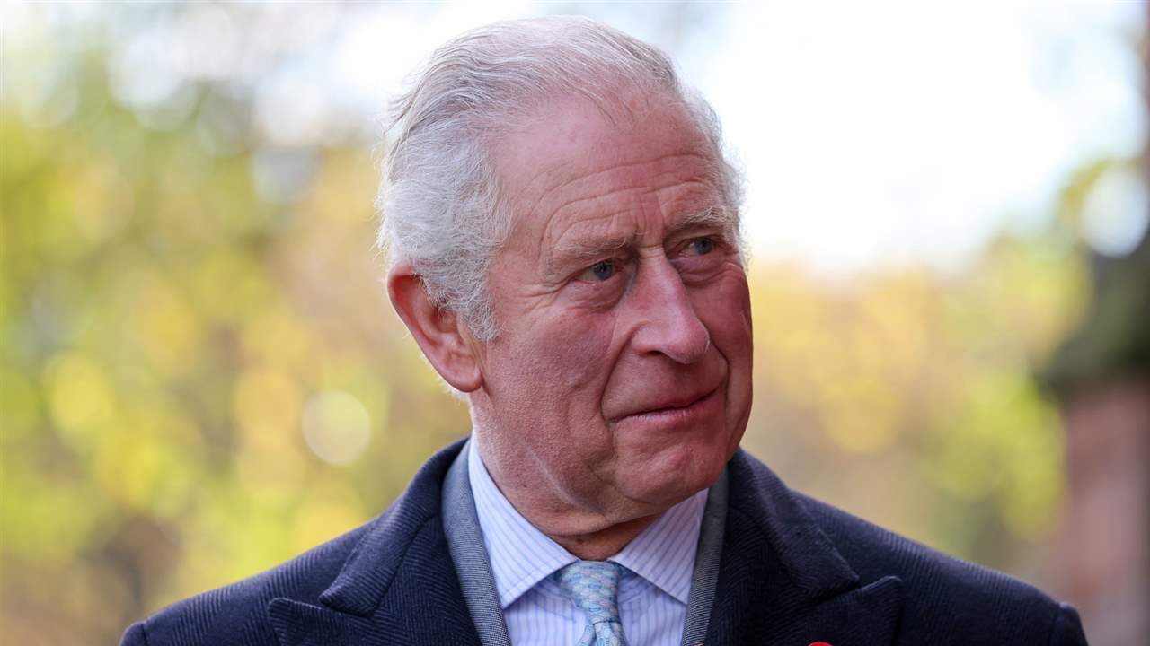 Carlos de Inglaterra, el eterno príncipe heredero, cumple 73 años estrenando retrato oficial