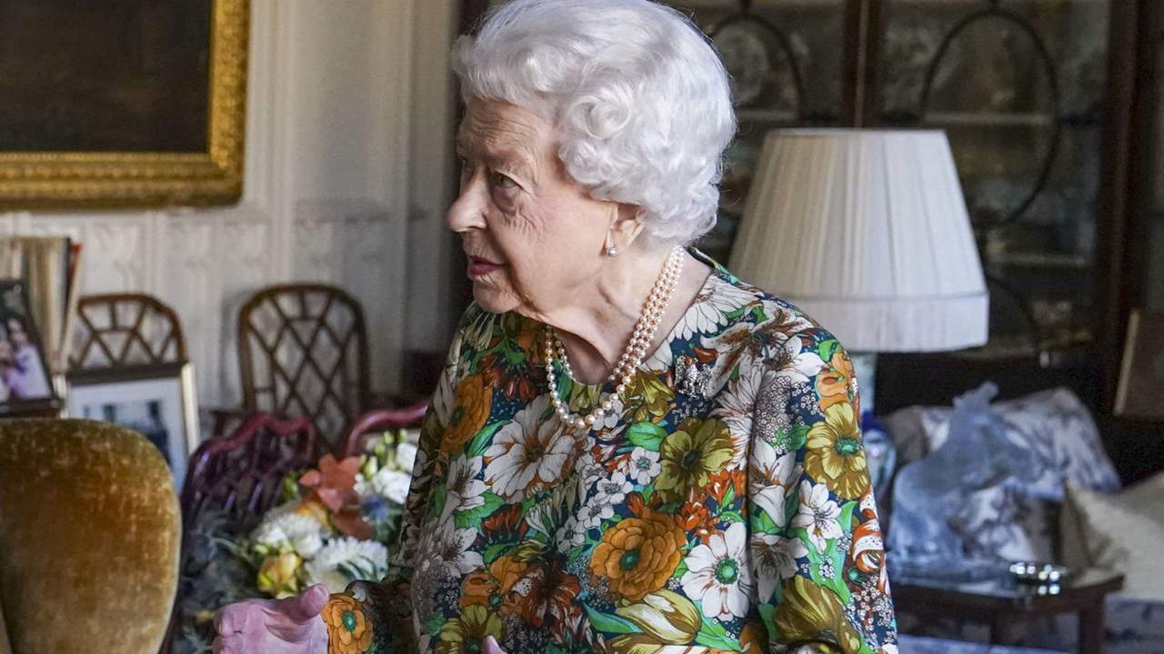 Isabel II vuelve al trabajo, visiblemente más delgada, tras su último bache de salud