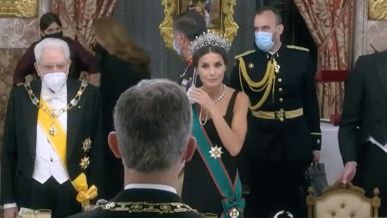 La reina Letizia, en un aprieto en público por culpa de la mascarilla