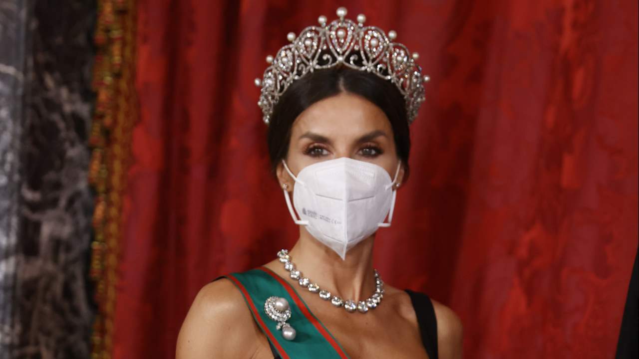 La reina Letizia más sexy, presume de escotazo y arma la revolución