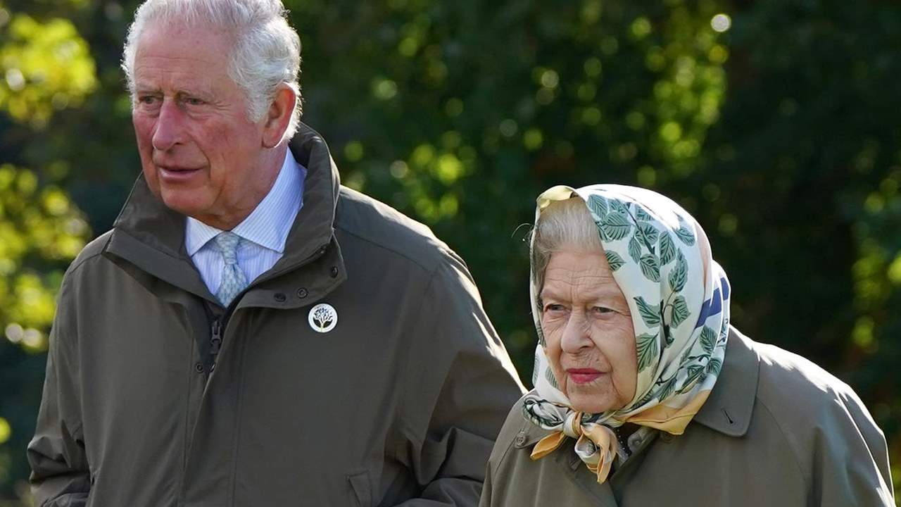 El príncipe Carlos da el último parte de salud de Isabel II: "A los 95 no es todo tan fácil"