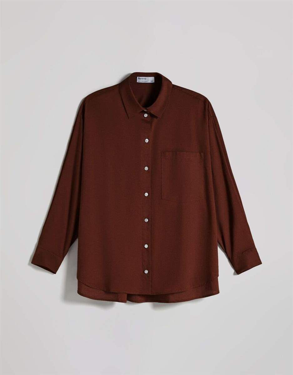 Una camisa oversize marrón
