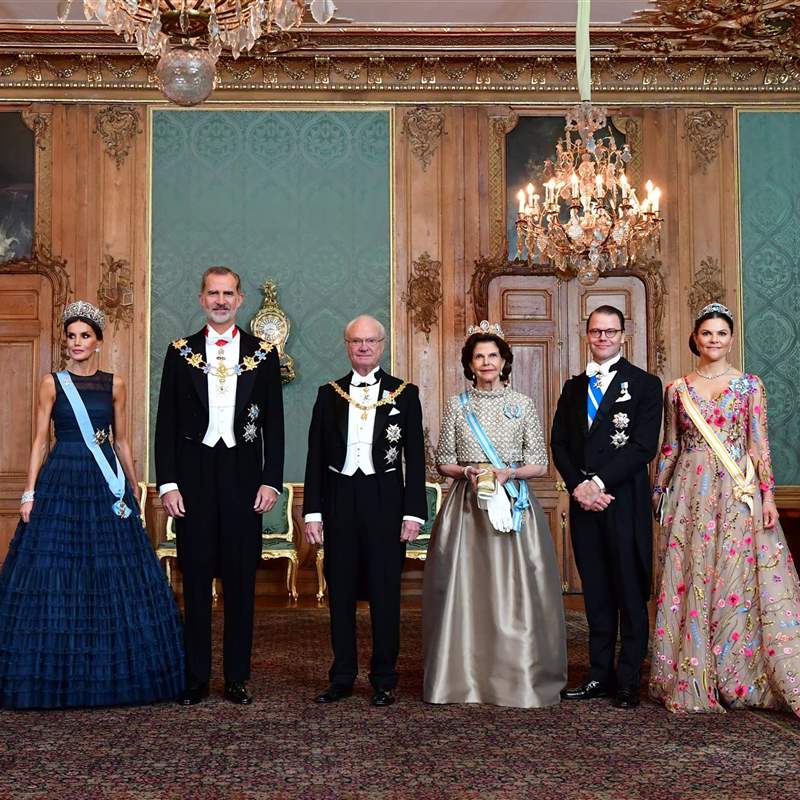 Carlos Gustavo y Silvia de Suecia homenajean a don Felipe y doña Letizia en una elegante cena de gala