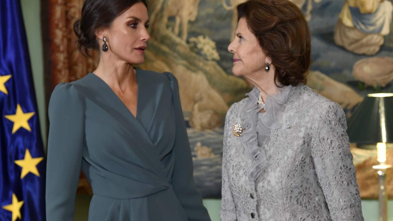 A la reina Letizia se le cae el bolso en Suecia y descubrimos los dos 'imprescindibles' que lleva dentro