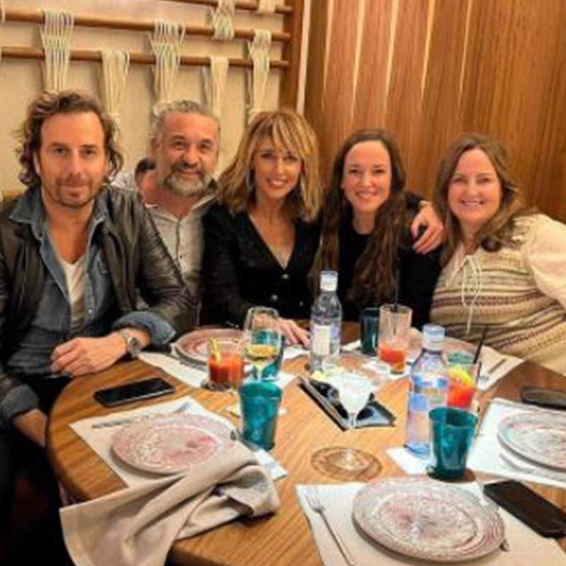 Emma García se va de cena con Raúl Prieto y parte del equipo de 'Viva la vida'