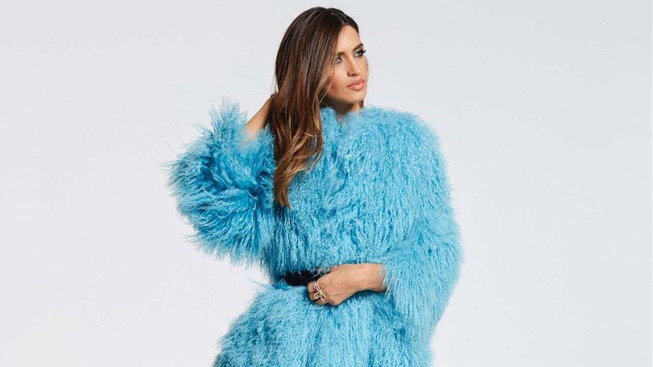 Sara Carbonero tiene el abrigo azul de pelo más especial del invierno  que puedes copiar