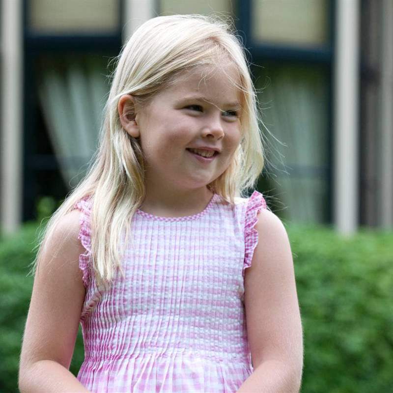 La princesa Amalia de Holanda recibe un emotivo homenaje de fotos inéditas de su infancia