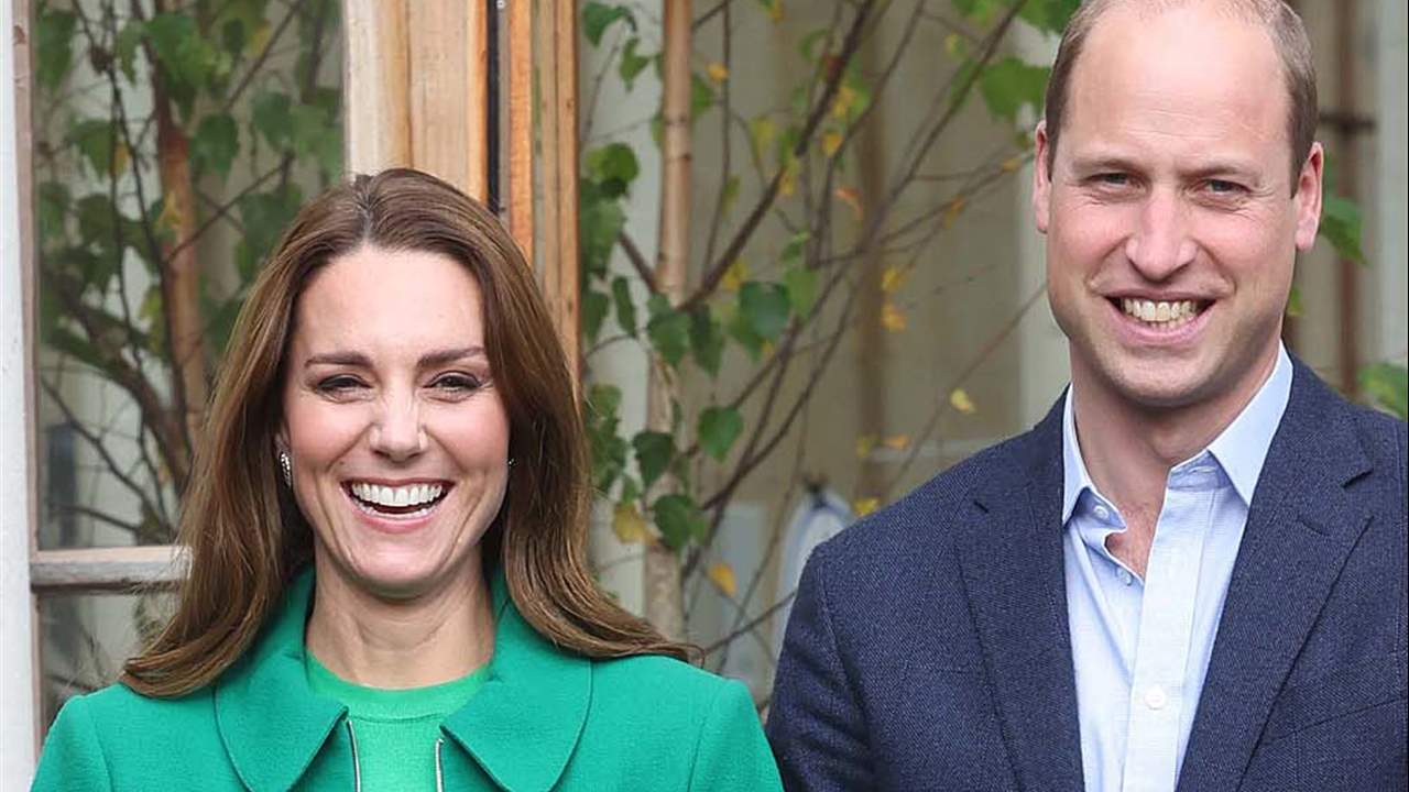 Kate Middleton y el príncipe Guillermo felicitan la Navidad con un posado con Louis como protagonista