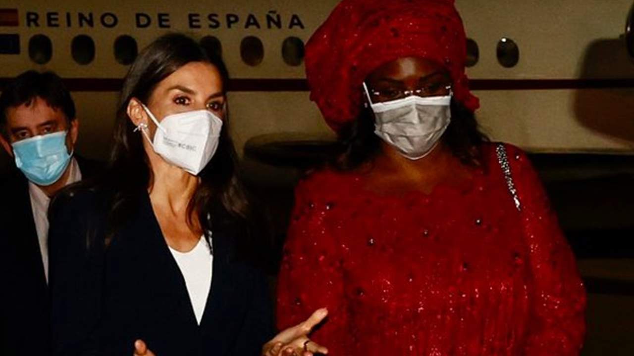 La reina Letizia, con su working look más sobrio, es recibida con flores en Senegal
