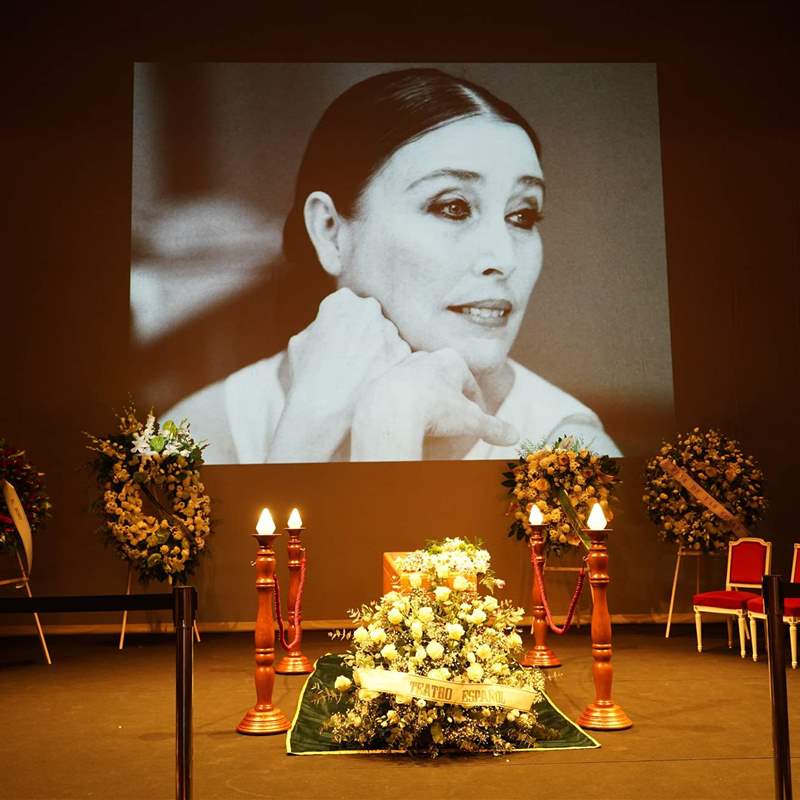 Un atronador aplauso cierra el multitudinario y emotivo último adiós a Verónica Forqué en el Teatro Español 