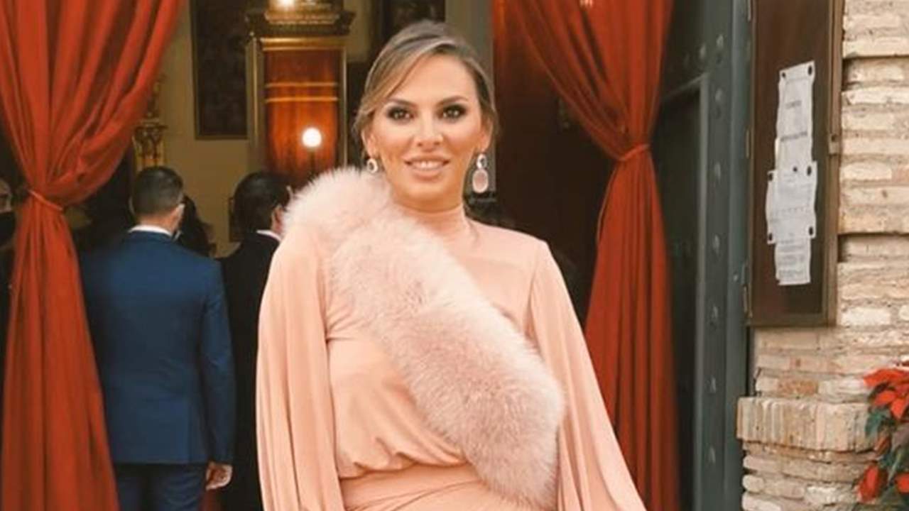 Irene Rosales, impresionante, confía en Vicky Martín Berrocal para convertirse en la invitada perfecta de una boda de invierno