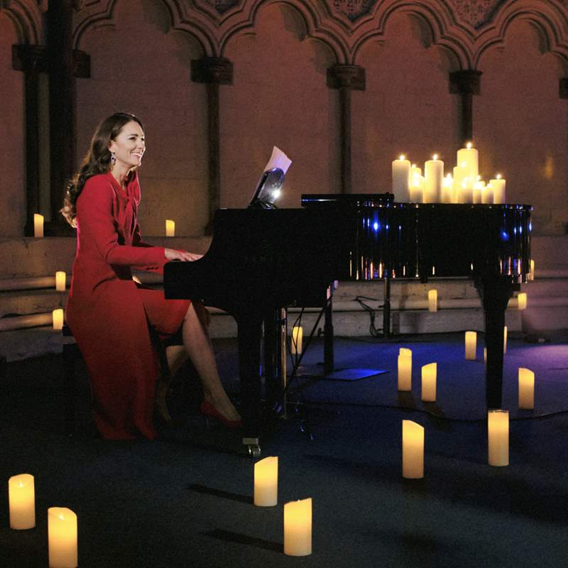 Kate Middleton, espectacular de rojo, impresiona a todos con su exhibición de piano 