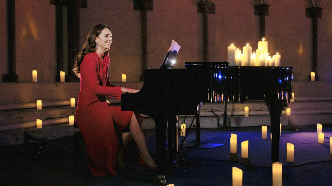 Kate Middleton, espectacular de rojo, impresiona a todos con su exhibición de piano 