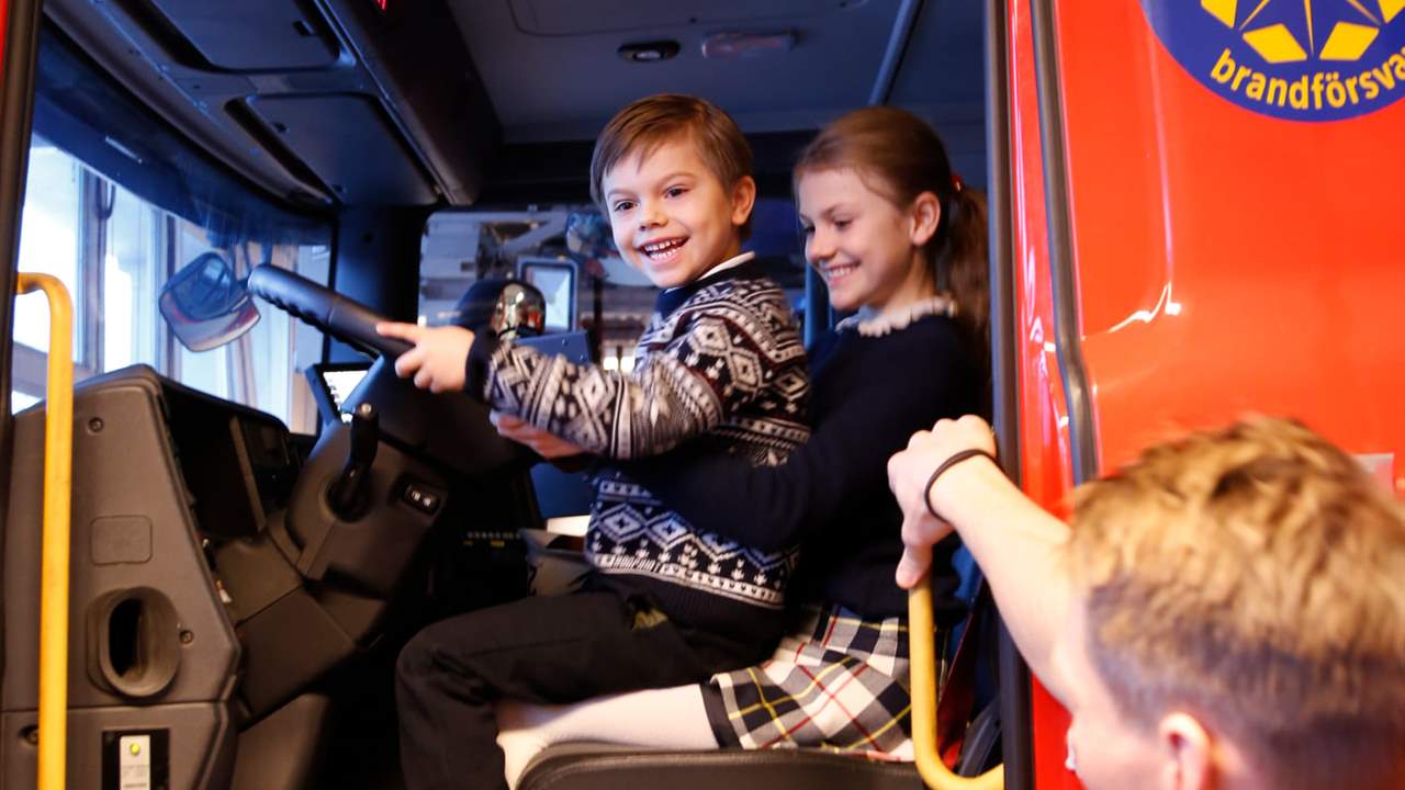 Estelle y Oscar de Suecia, dos principitos emocionados "conduciendo" un camión de bomberos