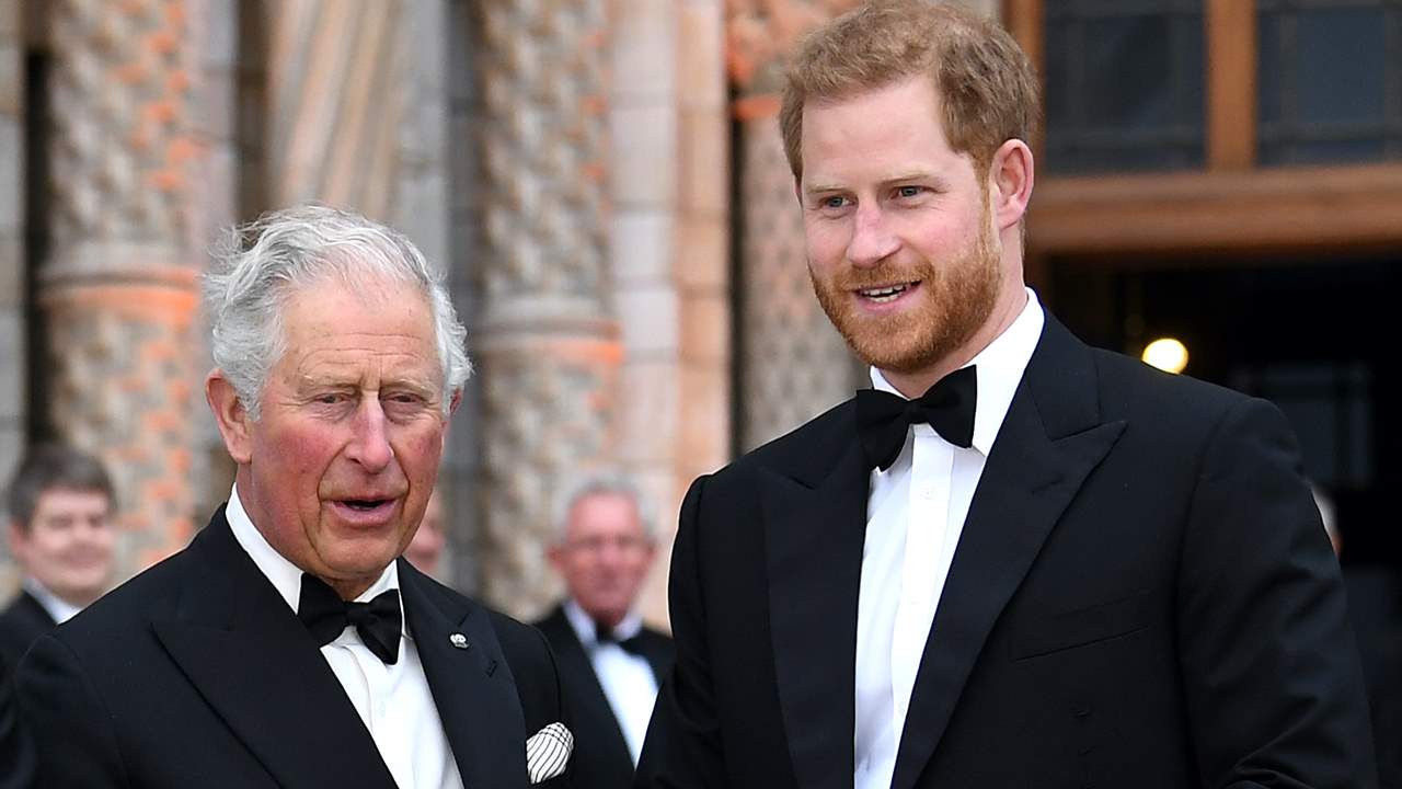 El príncipe Carlos tiende la mano a Harry tras meses sin hablarse