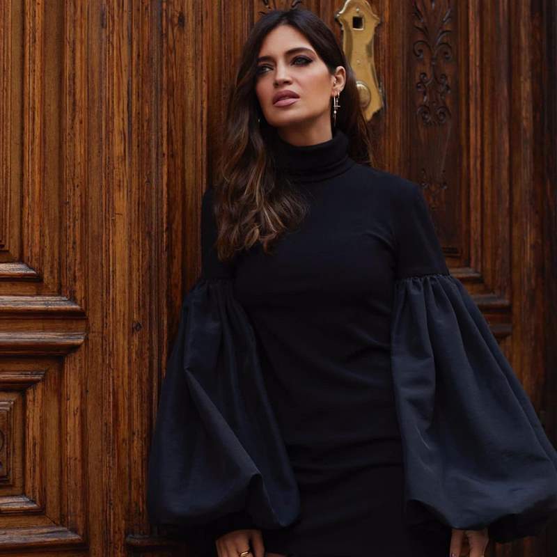 La medias fantasía de Sara Carbonero son perfectas para llevar con cualquier vestido negro