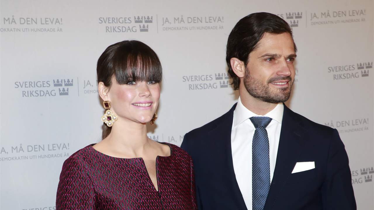 Carlos Felipe y Sofia de Suecia reaparecen sustituyendo a los monarcas suecos con nuevo estilismo de la princesa 