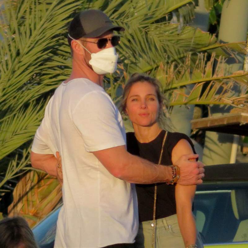 Elsa Pataky y Chris Hemsworth aterrizan en Ibiza y disfrutan de unas vacaciones llenas de reencuentros