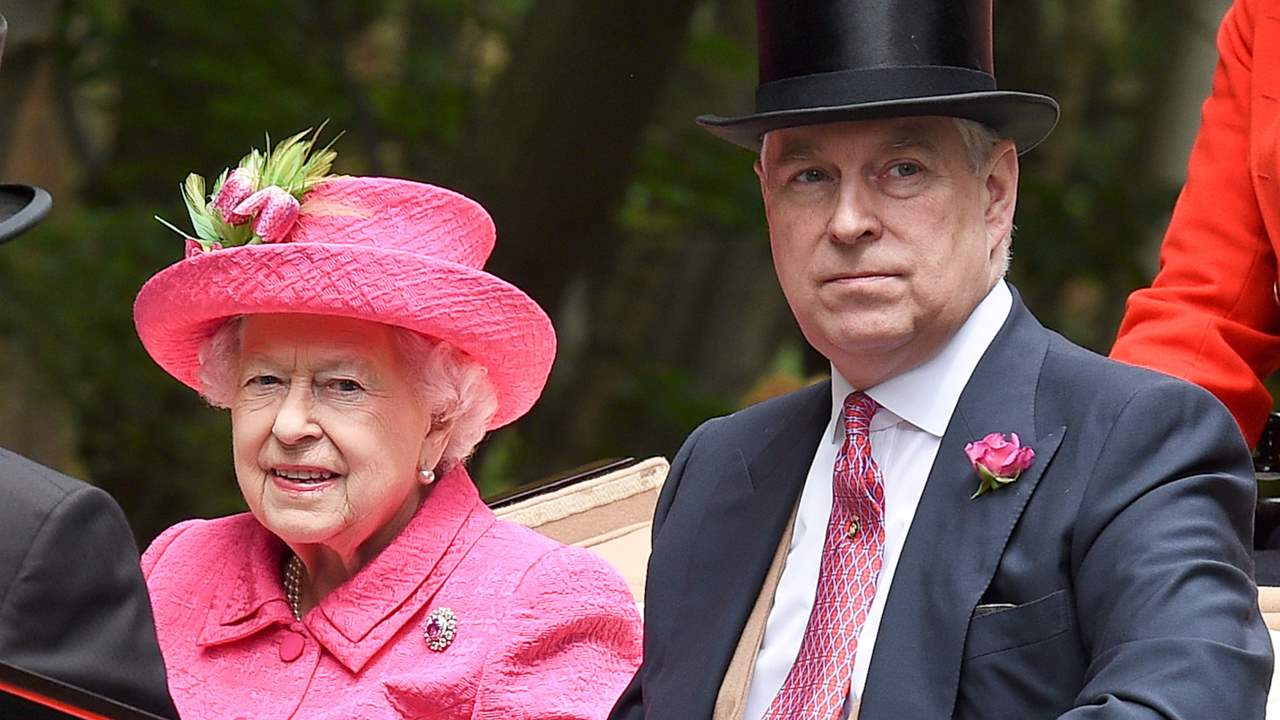 Isabel II retira al príncipe Andrés todos sus títulos militares por el escándalo de abusos sexuales
