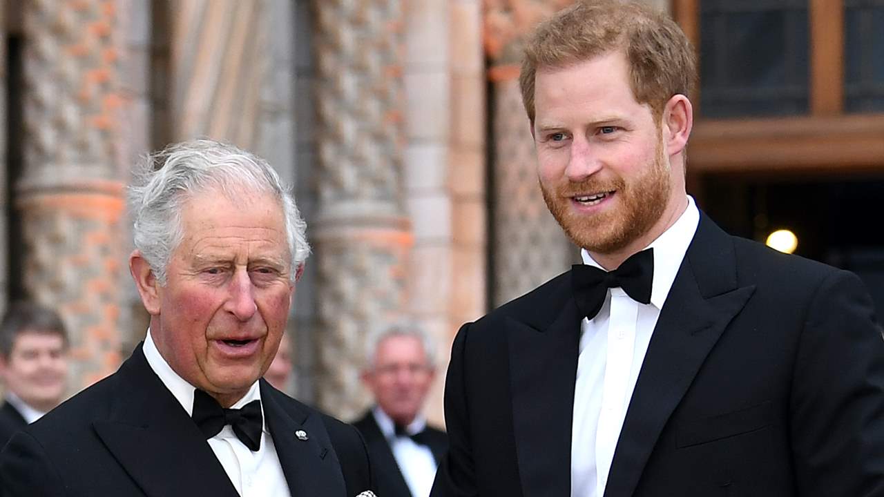 Los príncipe Carlos y Harry, cada vez más cerca de reconciliarse tras meses sin hablar