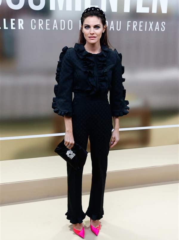 Amaia Salamanca tiene el truco de estilo para vestir de negro en un look de invitada