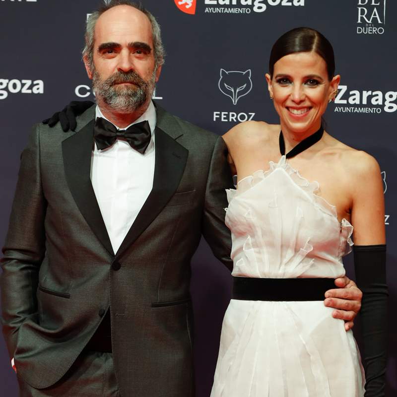 El beso de película de Luis Tosar a Luisa Mayol en la alfombra roja de los Premios Feroz