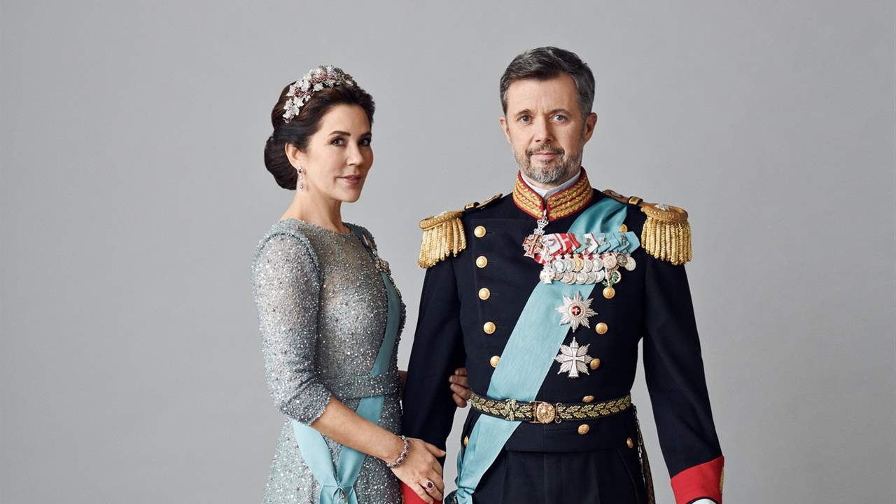 Federico y Mary de Dinamarca arrancan las celebraciones por el 50 cumpleaños de la princesa estrenando unos imponentes retratos oficiales