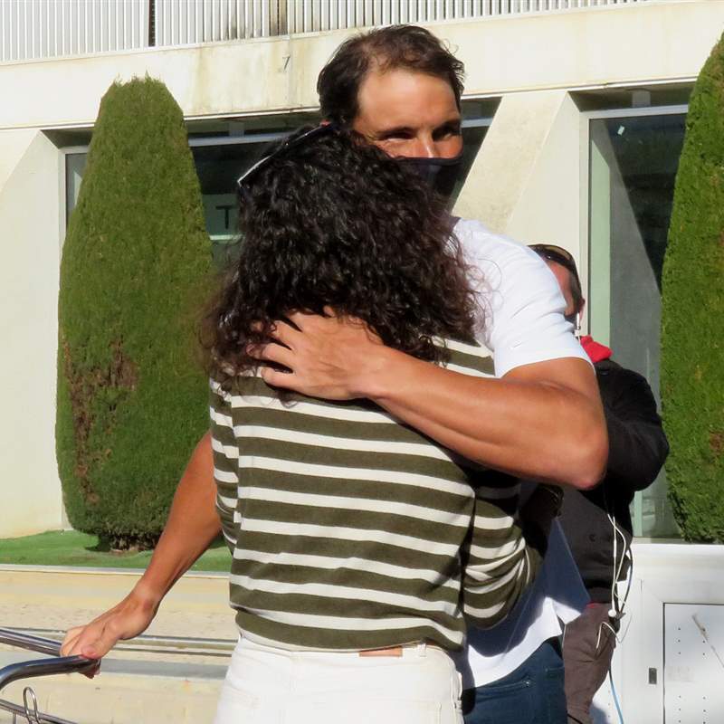 Rafa Nadal y su mujer Mery Perelló se funden en un tierno abrazo en su reencuentro tras volver de Australia