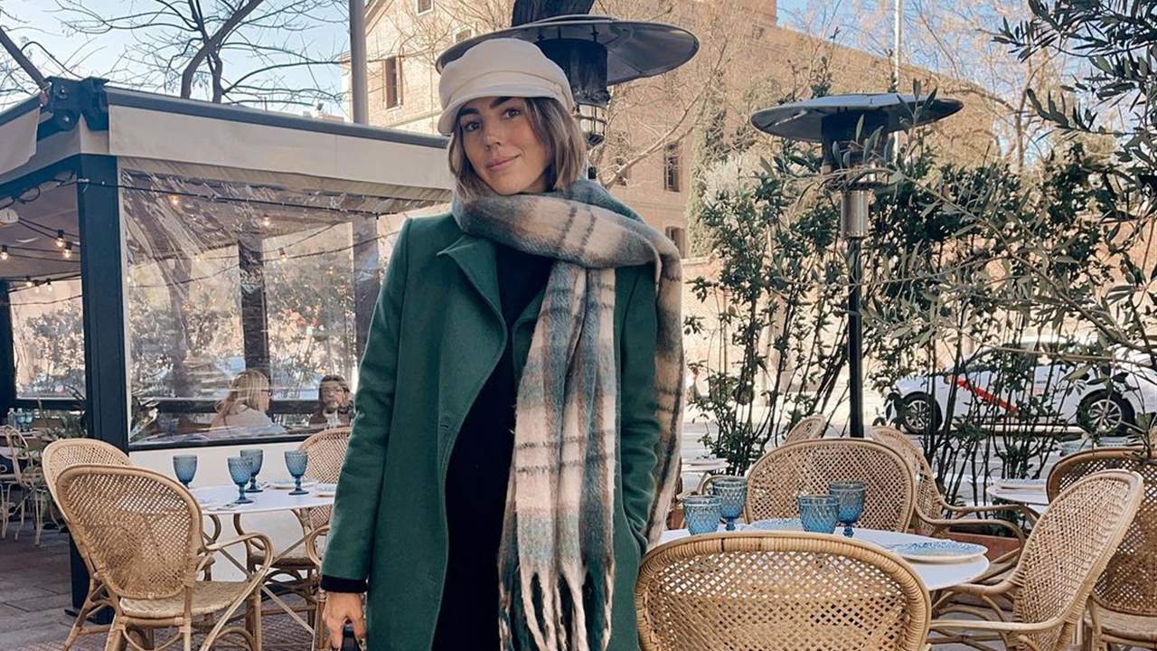 Anna Ferrer se suma al color de abrigo más buscado de la temporada
