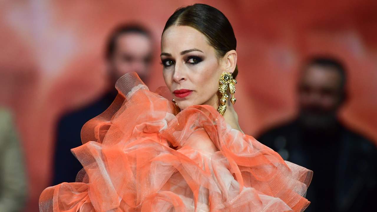 Eva González, muy emocionada, vuelve a la pasarela luciendo su versión flamenca más especial