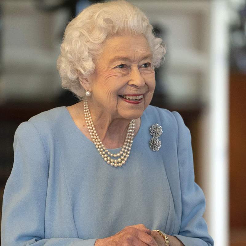 Isabel II rinde homenaje al duque de Edimburgo en la celebración de sus 70 años en el trono